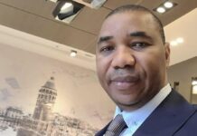 Vladimir Poutine accorde la nationalité russe au Dr Sandy Tolno, ex-DG de l’Hôpital sino-guinéen