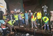 L’insalubrité: Une vaste opération nocturne de curage des caniveaux débute à Conakry